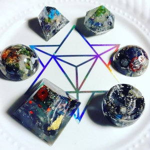 Sending this #orgone set to a very special person to my heart and spiritual development. Made this special hosting grid for them too. The intention behind this set is Space, Gravity, New Moon, Orbits, Transits, Wrathful Transformation, Nodding Ancestors, Throat, Root and Sacral Chakric Balance. ⚡️ #metaphysical #crystals #crystalinfused #crystalhealing #orgonite #transmutation #allone “Today a young man on acid realized that all matter is merely energy condensed to a slow vibration, that we are all one consciousness experiencing itself subjectively, there is no such thing as death, life is only a dream, and we are the imagination of ourselves. Heres Tom with the Weather.” -Bill Hicks (on truth reporting re: psychedelics)